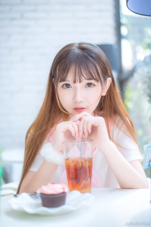 “姐姐理解，当年听到伯符噩耗的时候，姐姐也有过类似的心情，不过你不该说后面那一句，就算真是夫君杀的，你想怎样？”大乔没好气的瞪了她一眼。
